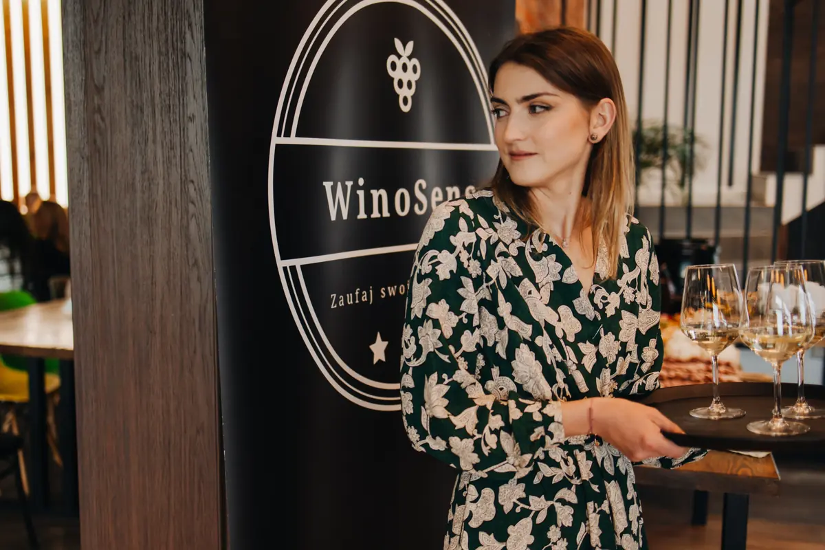 Sommelierka WinoSens podczas degustacji